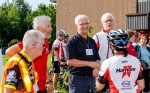 Les organisateurs accueillent les cyclistes.